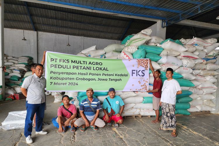 PT FKS Multi Agro Tbk berinisiatif menyerap kedelai lokal dari ratusan petani di Kabupaten Grobogan, Jawa Tengah.
