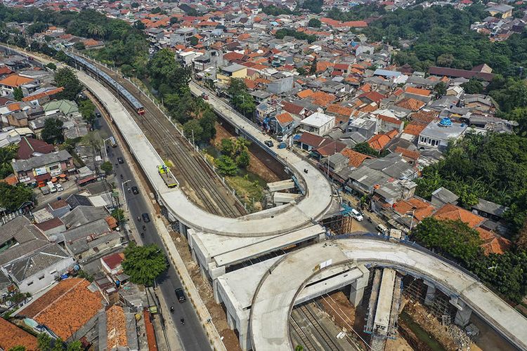 Foto aerial pembangunan jalan layang tapal kuda di kawasan Lenteng Agung, Jakarta, Rabu (5/8/2020). Menurut Gubernur DKI Jakarta Anies Baswedan, progres pembangunan jalan layang tapal kuda di Lenteng Agung sudah mencapai 75 persen dan ditargetkan selesai pada bulan Desember 2020.