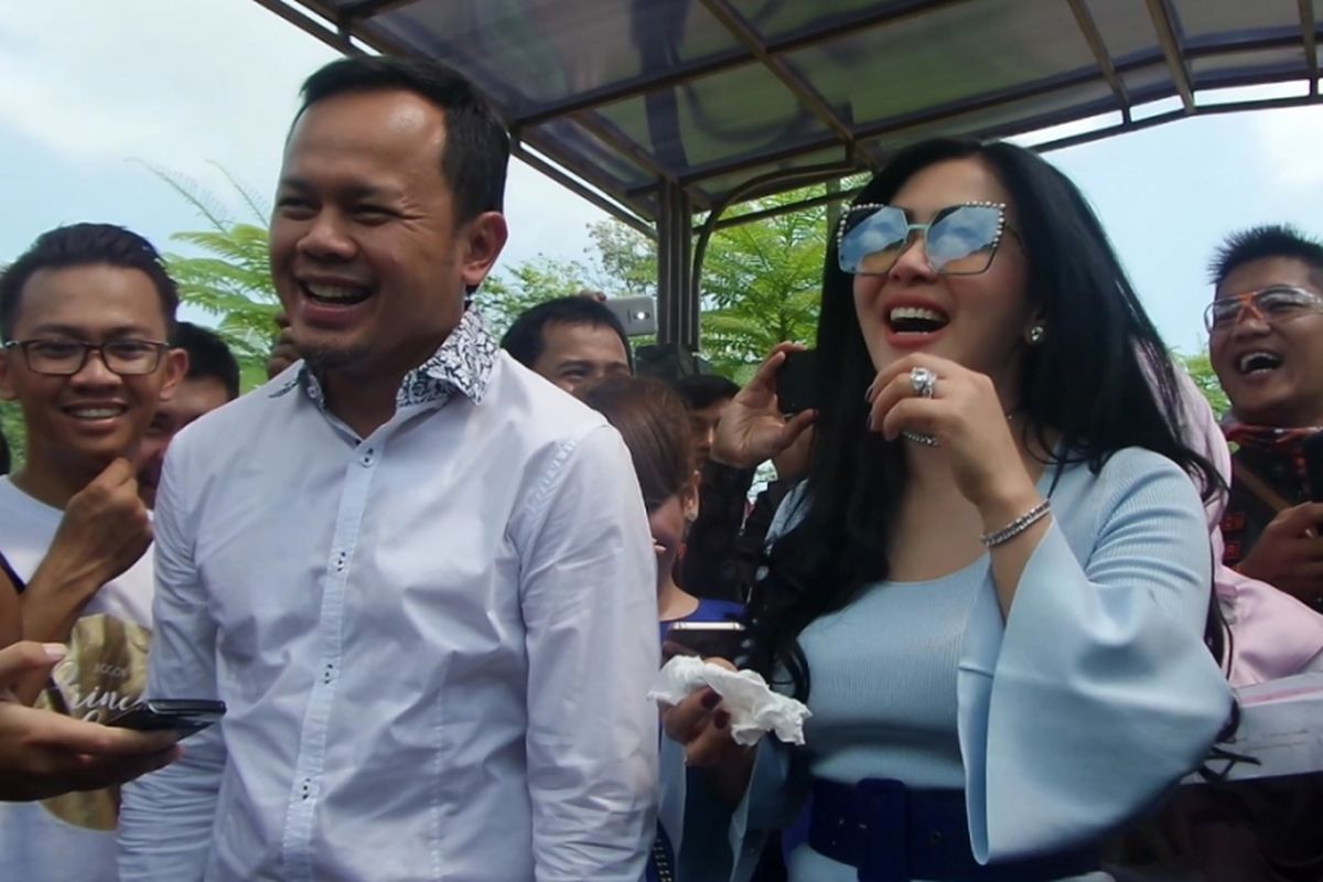 Syahrini dan Wali Kota Bogor Bima Arya saat berkeliling di Taman Heulang, Bogor, Jawa Barat, Minggu (30/7/2017).