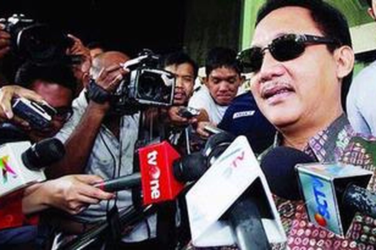 Wali Kota Semarang (nonaktif) Soemarmo Hadi Saputro keluar dari Gedung Komisi Pemberantasan Korupsi, Jakarta, Senin (28/5/2012). Pemeriksaan tersangka kasus suap anggota DPRD Kota Semarang terkait penyusunan Anggaran Pendapatan dan Belanja Daerah tahun 2012 tersebut telah selesai dan akan disidangkan di Pengadilan Tipikor Jakarta untuk menghindari hal-hal yang tidak diinginkan. 