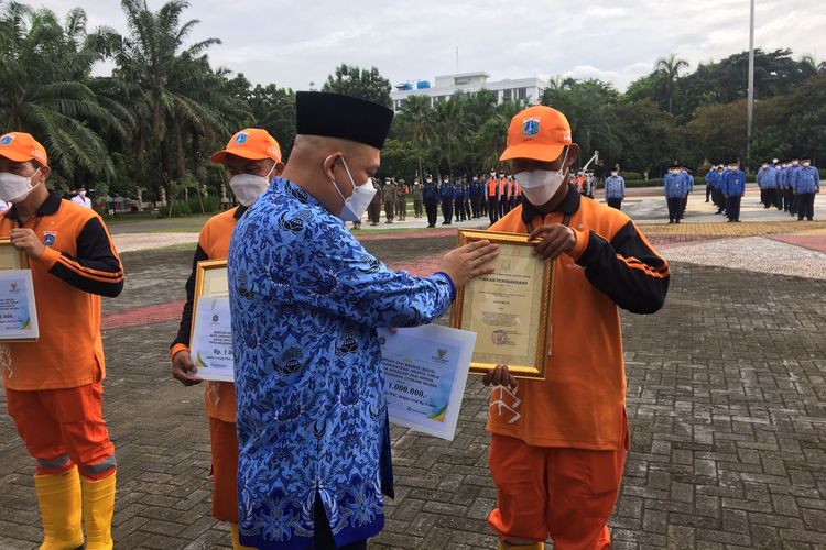 Tiga petugas Penanganan Prasarana dan Sarana Umum (PPSU) Cipinang Muara, yakni Nain, Joko, dan Samuji, diberi penghargaan oleh Pemerintah Kota Jakarta Timur karena telah menyelamatkan nyawa seorang bocah yang terseret arus Kanal Banjir Timur (KBT).