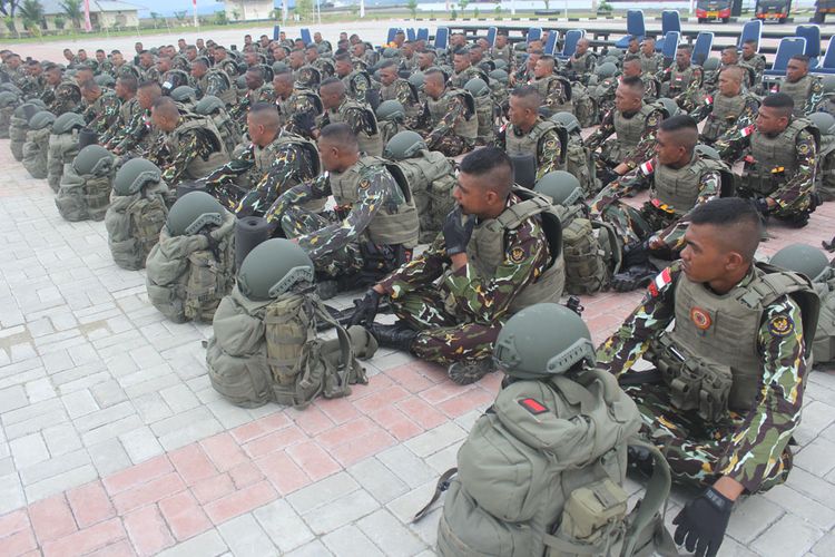 Kapolda Maluku, Brigjen Ilham Salahudin melepas 104 personil Brimob Polda Maluku  ke Poso, yang berlangsung di lapangan Upacara Polda Maluku, Kamis (30/3/2017). 