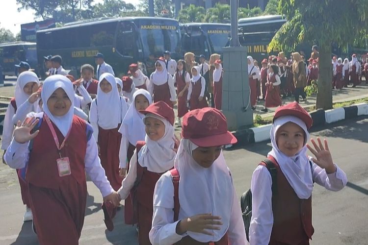 Cerita Siswa SD Belajar Bahasa Prancis untuk Sambut Presiden Macron di Akmil Magelang