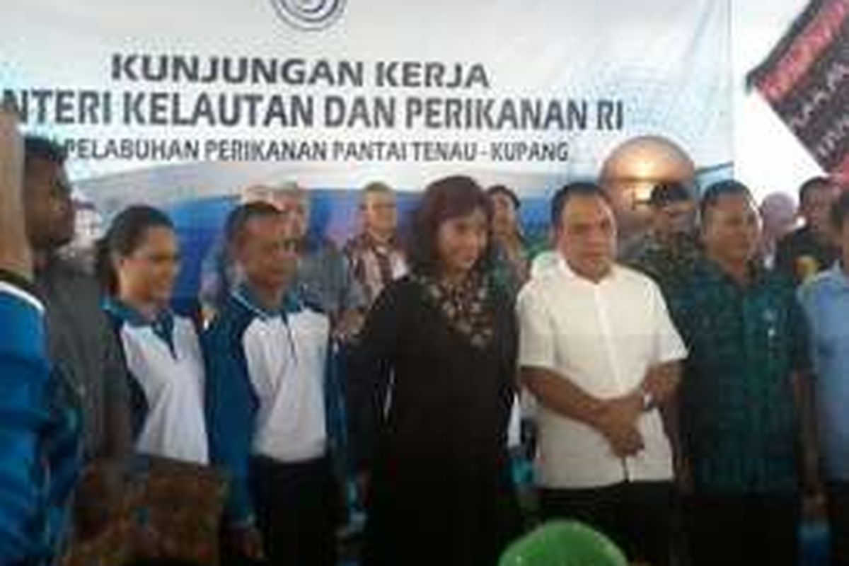 Menteri Kelautan dan Perikanan, Susi Pudjiastuti saat melakukan kunjungan kerja dan bertemu dengan nelayan Kota Kupang, Nusa Tenggara Timur (NTT), Minggu (12/6/2016)