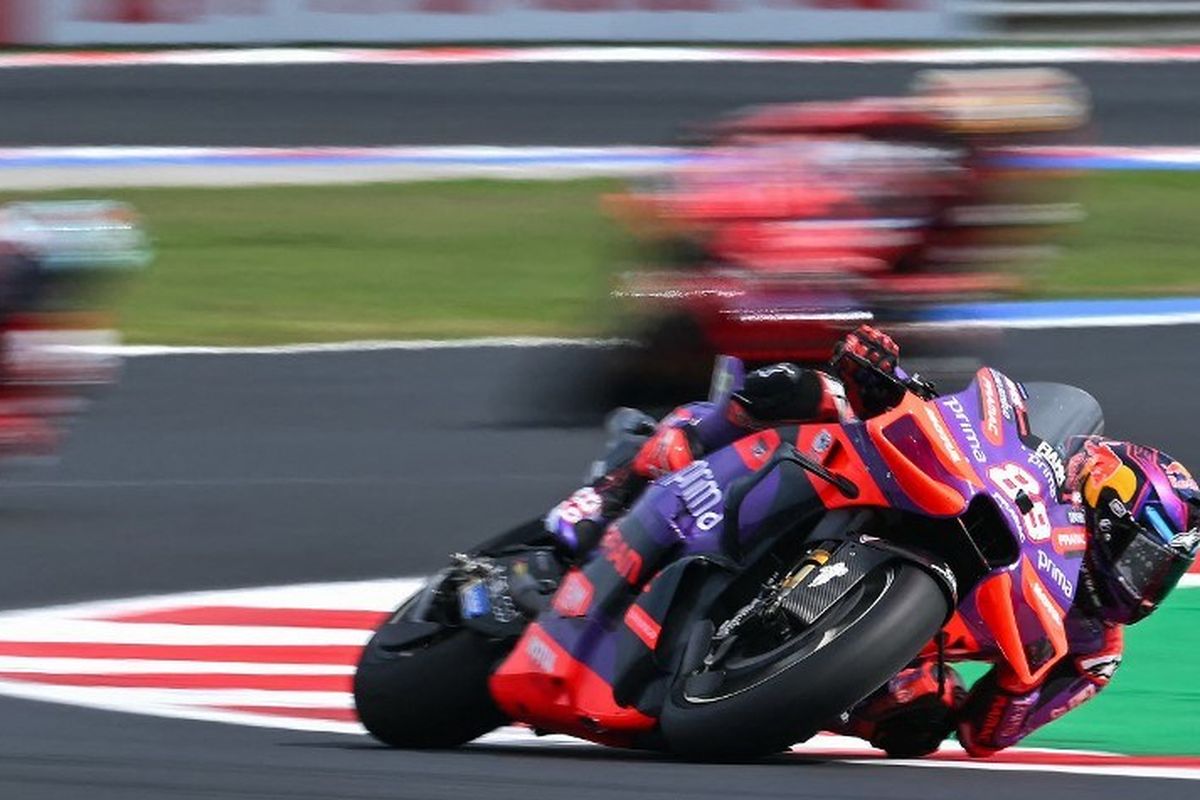 Pebalap Prima Pramac Racing Jorge Martin saat balapan pada MotoGP Emilia Romagna di Sirkuit Misano Marco-Simoncelli di Misano Adriatico pada 22 September 2024. (Foto oleh Andreas SOLARO / AFP)