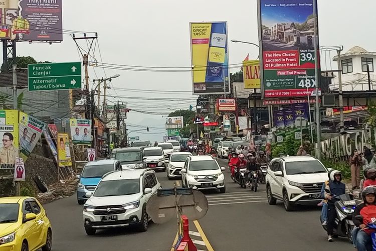 Kondisi arus lalu lintas kendaraan di Jalur Wisata Puncak Bogor, Jawa Barat, Senin (25/12/2023) sore.