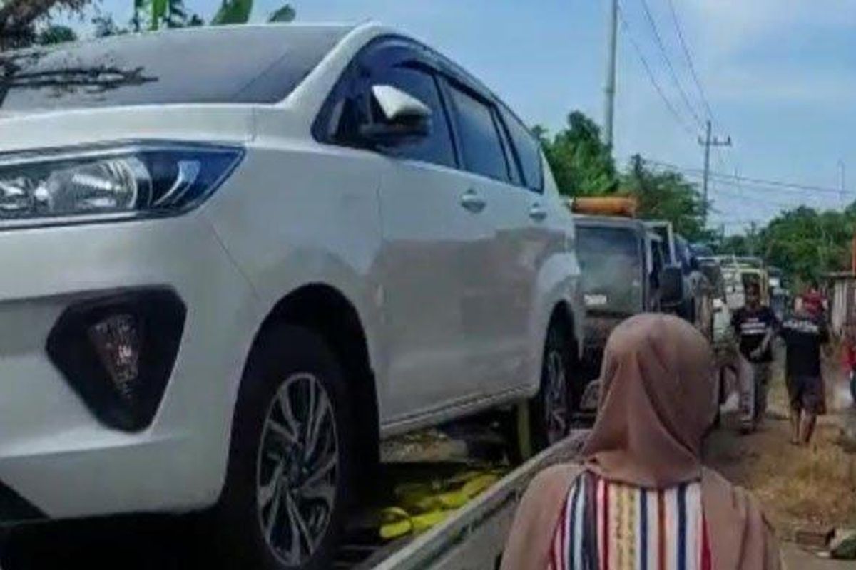 Warga Desa Sumurgeneng, Kecamatan Jenu, Kabupaten Tuban, beli mobil beramai-ramai.
