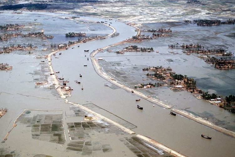 Banjir menggenangi kawasan di sekitar Sungai Karnaphuli, Banglades, usai bencana topan pada 1991.