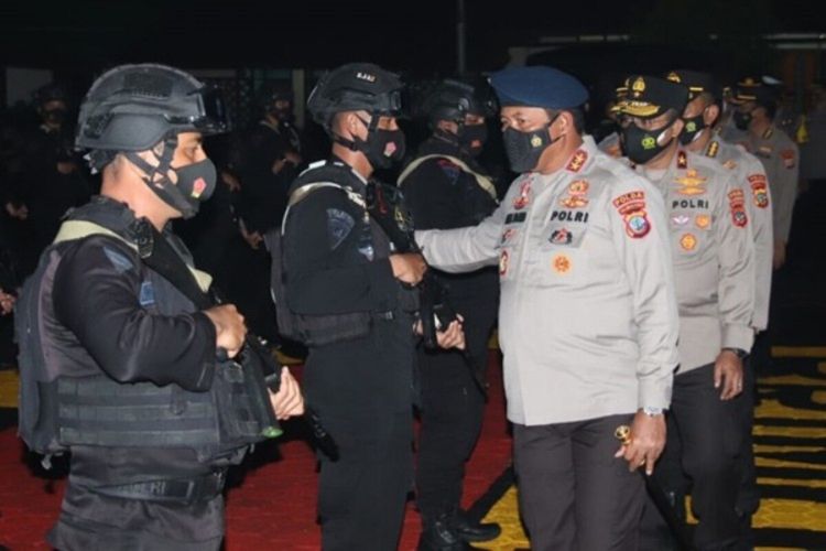 Kapolda Sulut Irjen Pol Nana Sudjana saat melepas 106 personel Brimob untuk bertugas di Papua.
