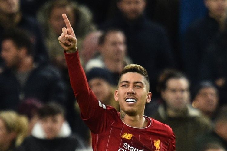 Penyerang Liverpool, Roberto Firmino, merayakan gol kontra Tottenham pada laga lanjutan Liga Inggris di Tottenham Stadium, Minggu (12/1/2020) dini hari WIB.