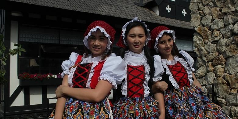 Tiga pengunjung berfoto di pekarangan ruang sewa kostum di Farm House Lembang menggunakan pakaian tradisional Eropa, Selasa (22/12/2015).