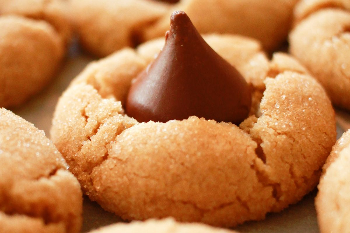 Ilustrasi thumbprint cookies isi cokelat