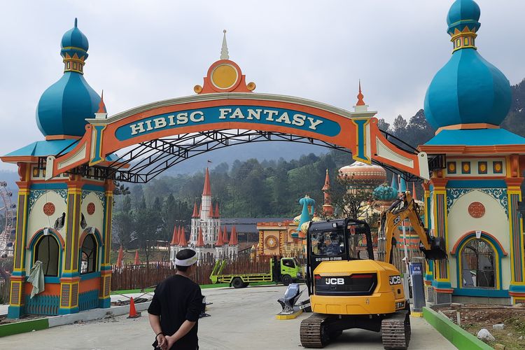 Pemprov Jawa Barat membongkar wahana rekreasi Hibisc Fantasy Puncak di Bogor, Jabar, Kamis (6/3/2025)