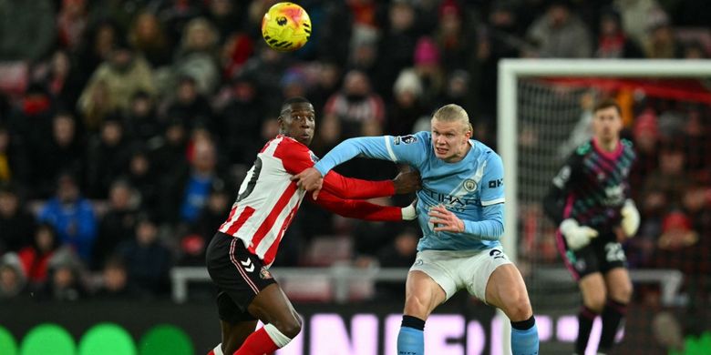 Bek Sunderland Nordi Mukiele (Kiri) berduel dengan striker Manchester City Erling Haaland (Kanan) pada laga Liga Inggris antara Sunderland dan Manchester City di Stadion of Light di Sunderland, timur laut Inggris pada 1 Januari 2026.