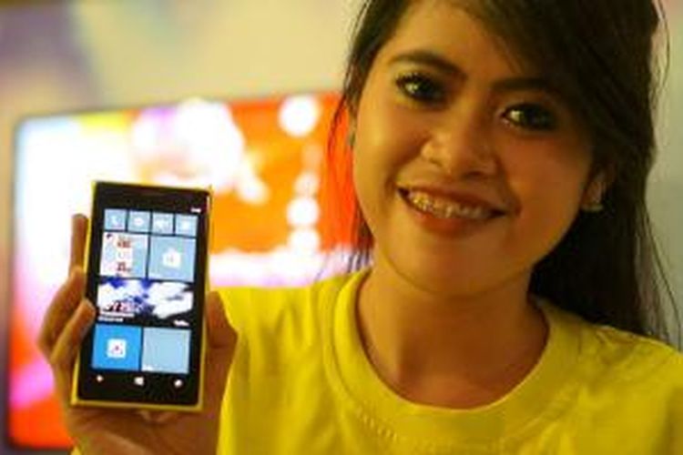 Model memperagakan Nokia Lumia 1020 di Jakarta, Senin, 9 Desember 2013.