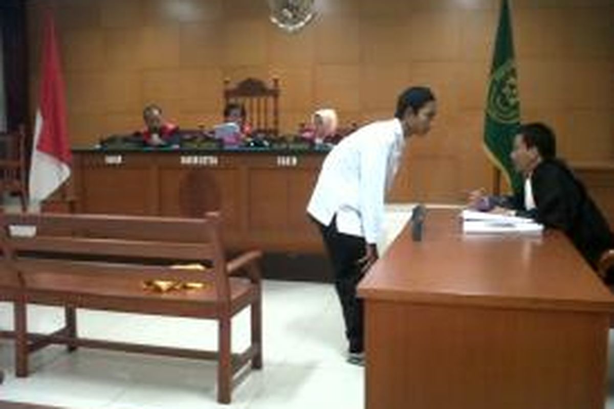 Pengadilan Negeri Jakarta Timur menjatuhkan vonis dua tahun penjara kepada Ridwan alias Tompel (18), pelajar yang menjadi pelaku penyiraman air keras di bus PPD 213 jurusan Kampung Melayu-Grogol. Rabu (26/2/2014).