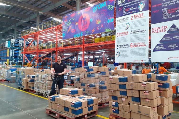 CEO Lazada eLogistics Juan Jose Caldera Barboza berpose usai warehouse tour di warehouse Lazada Depok, Selasa (12/11/2019).