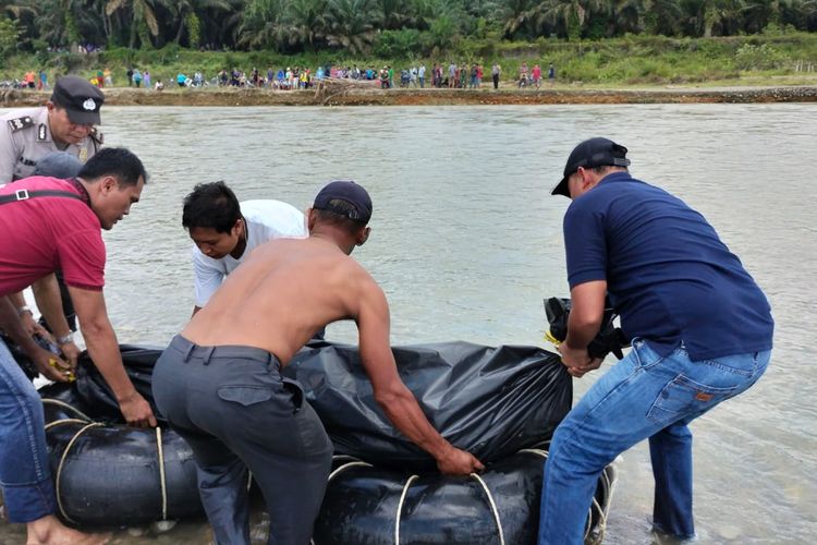 Polisi mengevakuasi jenazah pria terduga maling sawit di Sungai Batang Serangan Langkat, Rabu (11/10/2023)