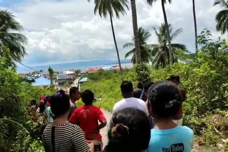 Warga kampung Hone, desa Banabungi, Kecamatan Pasarwajo, Kabupaten Buton, Sulawesi Tenggara, panik dan berhamburan berlari keluar rumah saat terjadi gempa tektonik berkekuatan 7,5 di laut Flores.