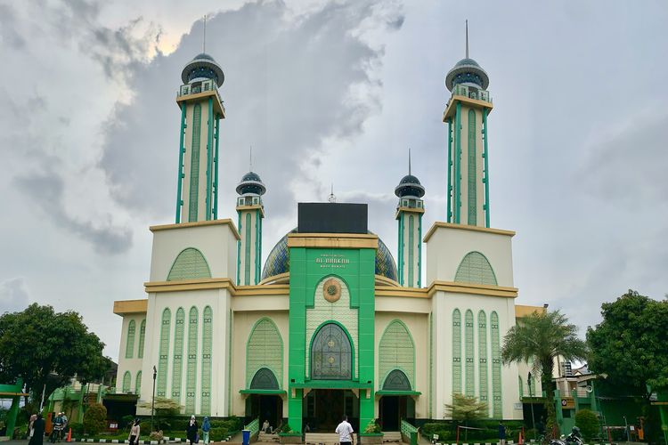 Masjid Agung Al Barkah yang terletak di jantungnya Kota Bekasi. Berada tepat di sisi barat Alun-Alun Kota Bekasi, masjid bukan sekadar jadi tempat singgah untuk menunaikan ibadah, tetapi juga menjadi pilihan yang tepat untuk wisata religi, Kamis (14/3/2023).