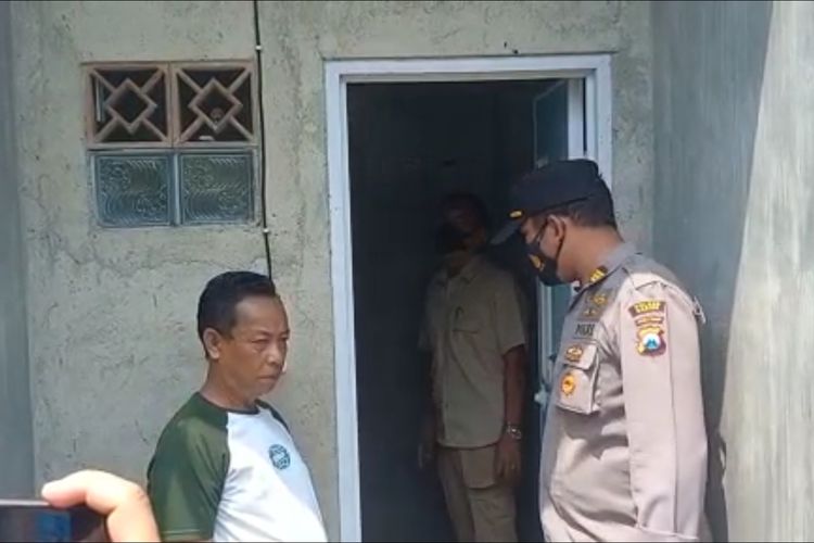 Kapolsek Wungu, AKP Agung Darmawan mendatangi lokasi kamar mandi warung kopi yang menjadi tempat mesum sepasang remaja, Rabu (7/9/2022). 