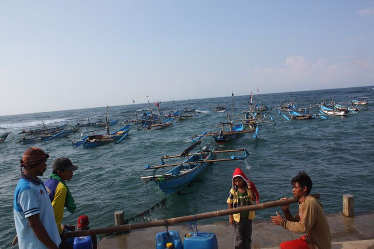 Aktivitas para nelayan di dermaga Jayanti, Kec. Cidaun, Kab. Cianjur, Jawa Barat, Rabu (10/4/2019).  Rencana DOB Cianjur selatan diharapkan bisa lebih mendongkrak sektor perikanan tangkap di perairan selatan.