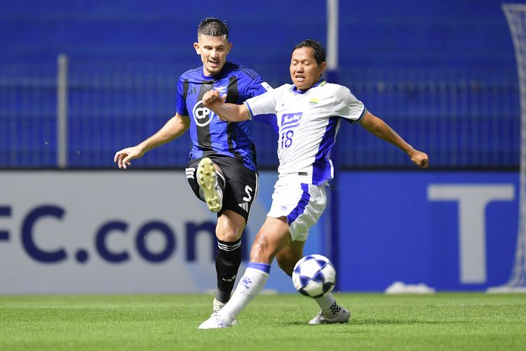 Usaha gelandang Persib Bandung Adam Alis dalam menghentikan pemain Bangkok United Philipe Maian melancarkan bola pada laga AFC Champions League Two (ACL 2) 2025-2026, Rabu (1/10/2025) di BG Pathum Thani Stadium. 