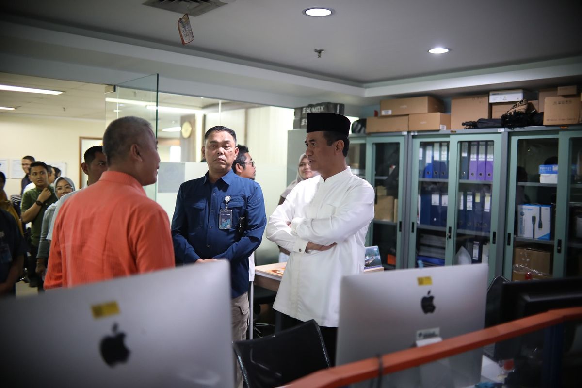 Menteri Pertanian (Mentan) Andi Amran Sulaiman melakukan inspeksi mendadak (sidak) ke kantor Badan Urusan Logistik (Bulog) dan PT Pupuk Indonesia Holding Company (PIHC).
