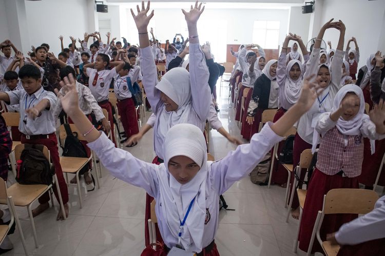 Siswa mengikuti kegiatan pembelajaran di Sekolah Rakyat Menengah Pertama (SRMP) 8 Cimahi, Jawa Barat, Selasa (22/7/2025). Kementerian Sosial (Kemensos) menyebut jumlah anggaran untuk satu siswa Sekolah Rakyat sebesar Rp48 juta per tahun yang digunakan untuk mencukupi berbagai kebutuhan guna mendukung proses pembelajaran di sekolah itu. 