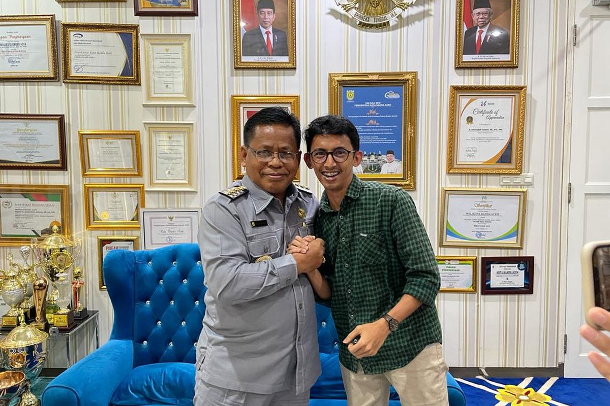Walikota Banda Aceh, AMinullah Usman dan dr Bahrul Anwar terlihat Akrab, kini diantara keduanya sudah tak lagi berseteru. Sebelumnya dr Anwar menuding Walikota tidak amanah karena belum menuntaskan pembayaran insentif covid-19 bagi tenaga kesehatan kontrak di RSUD Meuraxa Banda Aceh. Tudingan ini dimuat di akun instagram milik dr Bahrul Anwar yang berujung pada pemecatan dokter Bahrul Anwar dari RSUD Meuraxa. Poto : Dok. IDI Cabang Banda Aceh