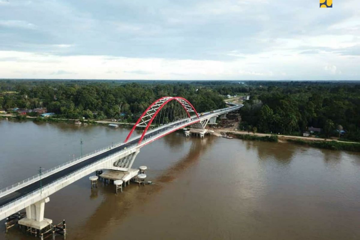 Jembatan Tumbang Samba yang  menghubungkan Desa Telok dan Desa Samba Danum, di Kecamatan Katingan Tengah, Provinsi Kalimantan Tengah.