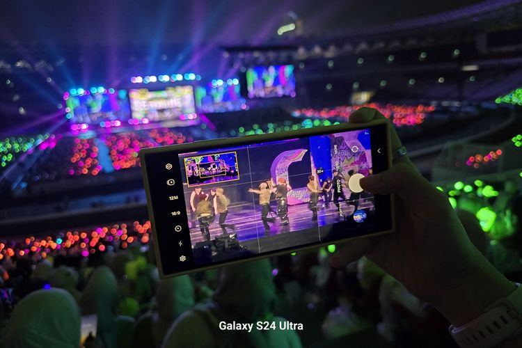 Dari tribun GBK, Samsung S24 Ultra bisa diandalkan untuk merekam fancam NCT Dream lebih dekat di atas panggung.