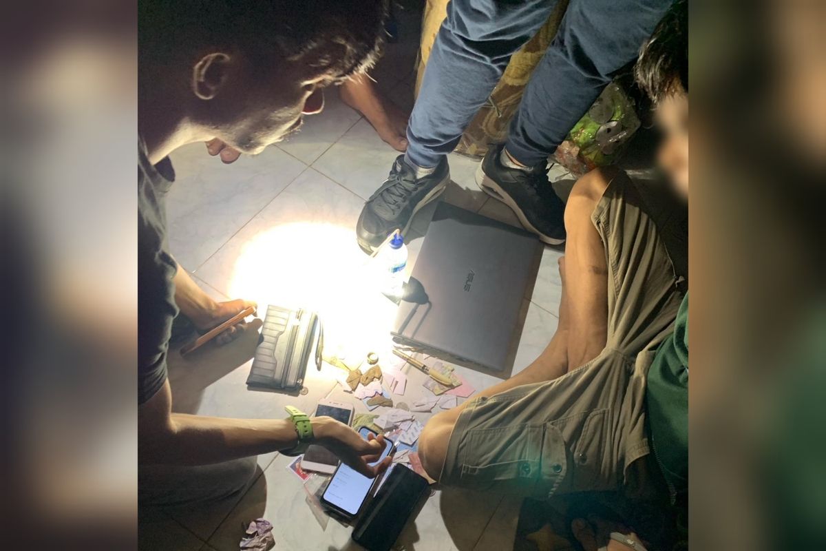Polisi yang melakukan pemeriksaan terhadap tersangka dan barang bukti penipuan dengan modus lowongan pekerjaan mengatasnamakan PT Pertamina yang diamankan di Kecamatan Cempa, Kabupaten Pinrang, Sulawesi Selatan, Kamis (1/6/2023)