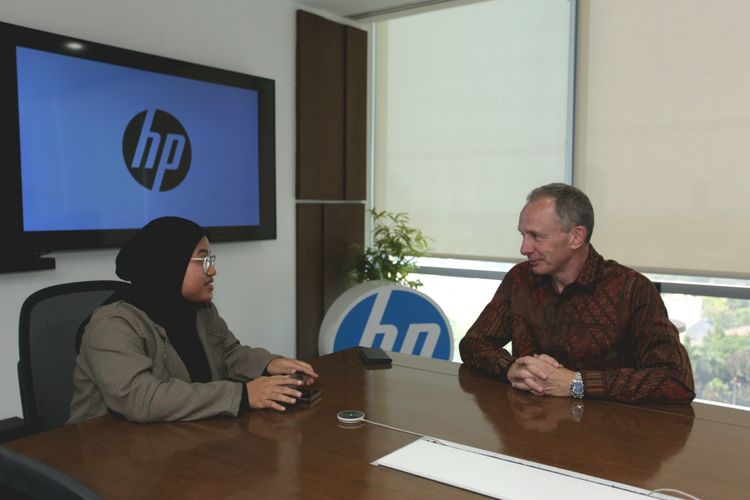 (ki-ka) Jurnalis Kompas.com Galuh Putri Riyanto dan Presiden & CEO HP Inc. Enrique Lores berbincang selama kurang lebih 20 menit di kantor HP Indonesia, di Menteng, Jakarta Selatan, Selasa (31/10/2023).