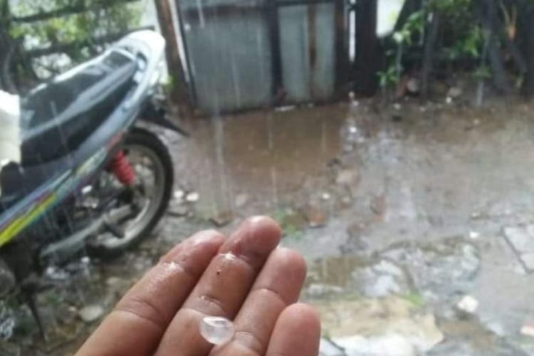 Hujan es terjadi di sebagian Kota Makassar yakni di Kecamatan Biringkanaya dan Kecamatan Tamalanrea, Sabtu (1/10/2022) sekitar pukul 14.00 Wita.