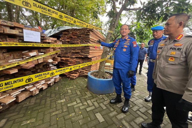 Petugas Ditpolair Polda Kalsel memperlihatkan barang bukti kayu Meranti,, Kamis (13/6/2024). Kayu Meranti ini disita karena tidak memiliki dokumen asli dan rencananya akan diselundupkan pelaku ke Surabaya, Jatim.