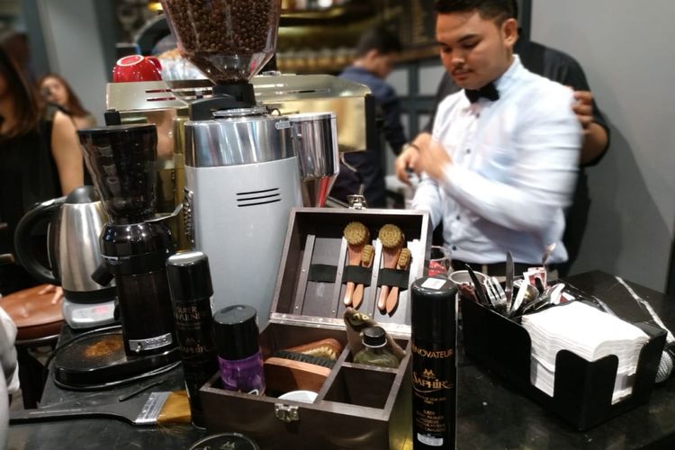 Seperangkat alat pembersih sepatu dipajang berdampingan dengan mesin-mesin pembuat kopi di Swoosh Coffee, yang adalah salah satu layanan di Gents Quarters, Sogo Plaza Senayan. 