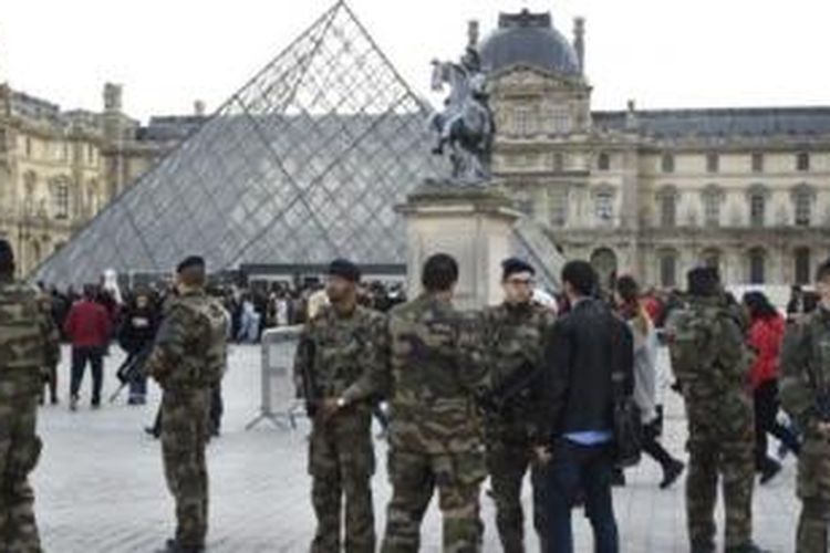 Pengamanan Louvre setelah sempat ditutup pada hari Sabtu karena serangan ISIS terhadap Paris.