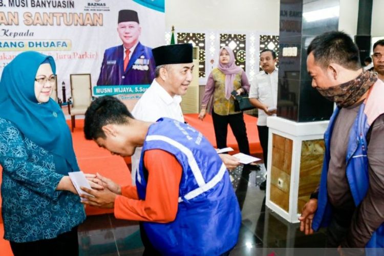 Penjabat Bupati Musi Banyuasin, Sumatera Selatan Apriyadi Mahmud membagikan tunjangan hari raya (THR) kepada petugas kebersihan dan tukang ojek di kabupaten setempat, Rabu (3/4/2024).
