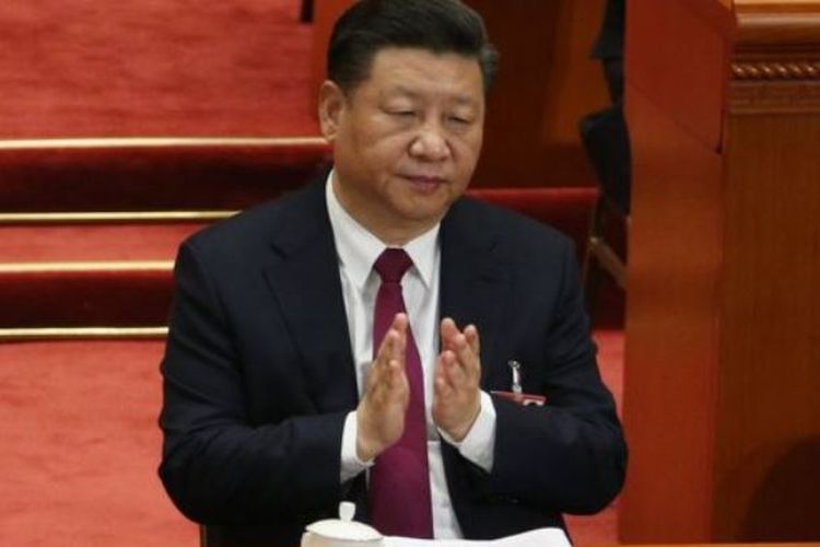 Presiden China, Xi Jinping, bertepuk tangan dalam pembukaan Kongres Rakyat China di Beijing Senin (5/3/2018).