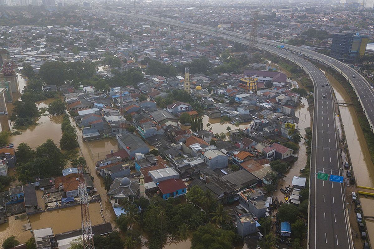 Foto udara banjir di Cipinang Melayu, Jakarta Timur, Sabtu (20/2/2021). Menurut warga Banjir diakibatkan luapan kali Sunter pada pukul 03.00 WIB dan sebanyak 300 Kepala Keluarga (KK) sudah dievakuasi ke pengungsian.