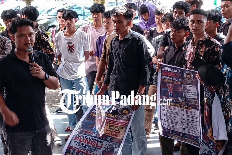 Diduga Ada Pungutan di Sekolah, Massa Desak Kepala Disdik Sumbar Dicopot