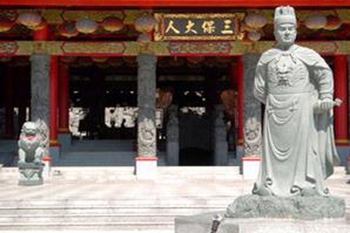 Patung Laksamana Cheng Ho di depan Kelenteng Sam Poo Kong, Semarang, Jawa Tengah.