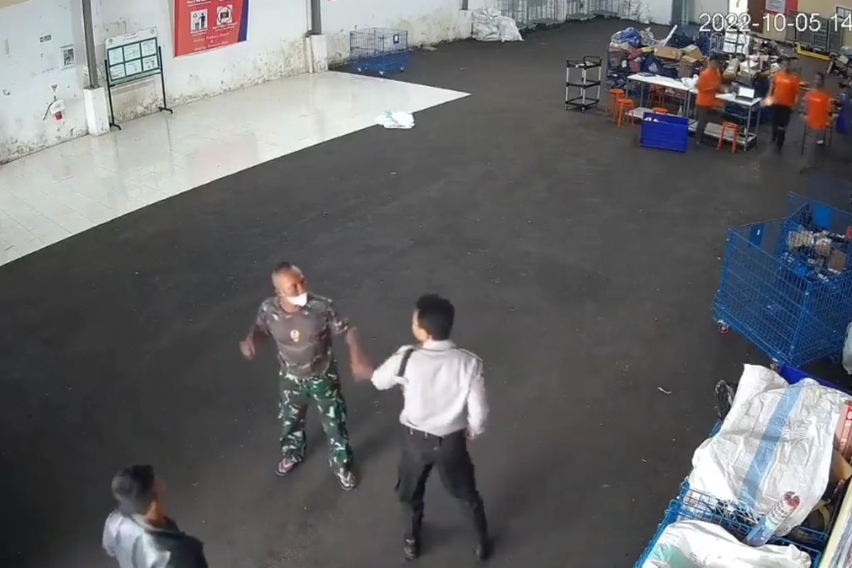 Viral di media sosial sebuah video rekaman kamera CCTV yang memperlihatkan anggota TNI memukul seorang  satpam alias sekuriti Shopee di Bali.