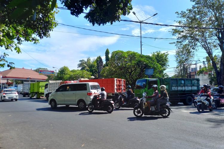 Antrean kendaraan yang membeli solar di SPBU Banyuasri, Kecamatan Buleleng, Kabupaten Buleleng, Provinsi Bali, Rabu (7/6/2023).