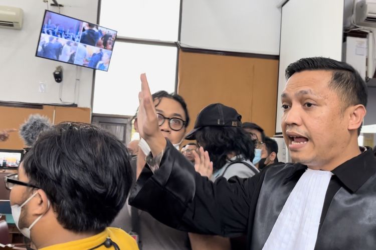 Ronny Talapessy berusaha menenangkan kericuhan yang terjadi di ruang sidang utama Pengadilan Negeri (PN) Jakarta Selatan usai mejelis hakim membacakan vonis terhadap Richard Eliezer Pudihang Lumiu atau Bharada E, Rabu (15/2/2023).