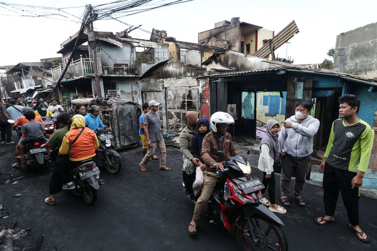 Warga melihat lokasi kebakaran di Kampung Tanah Merah usai ledakan Depo Pertamina Plumpang, Koja, Jakarta Utara, Sabtu (4/3/2023). Kebakaran ini mengakibatkan 17 orang meninggal dunia dan 51 orang luka-luka.