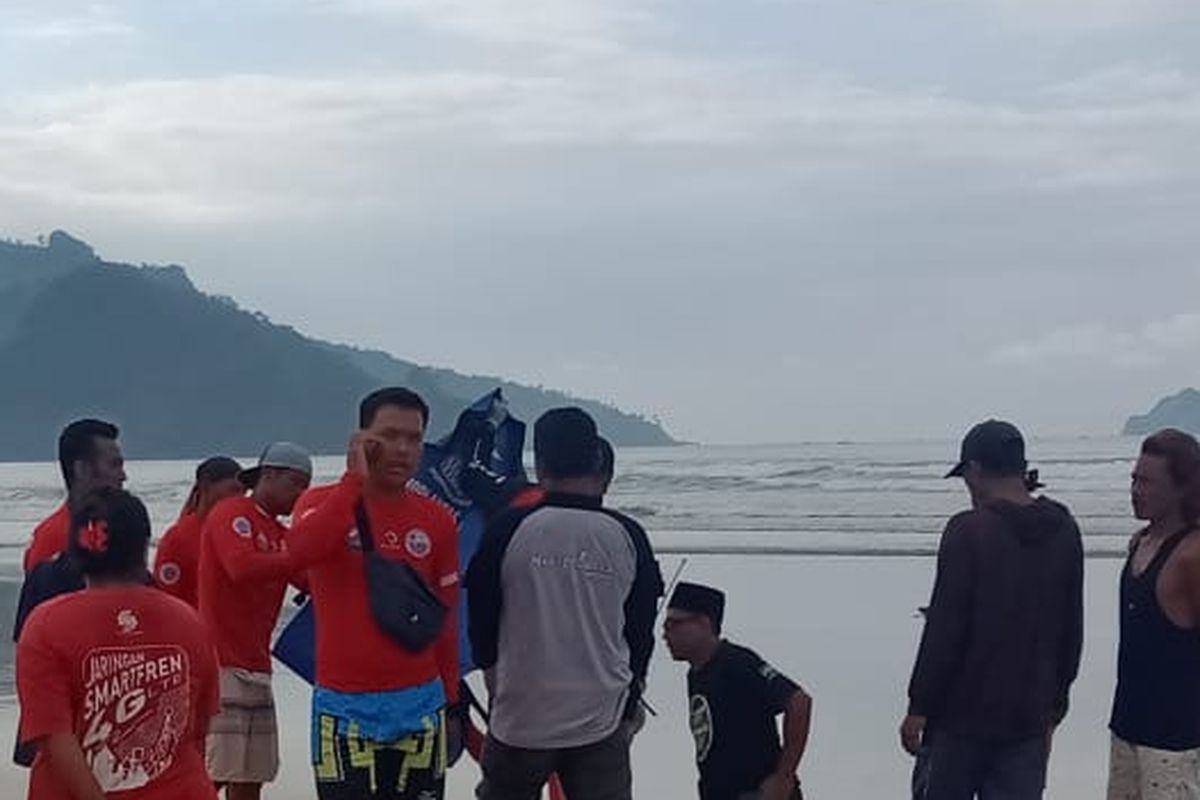 Petugas saat melakukan evakuasi terhadap jasad korban 