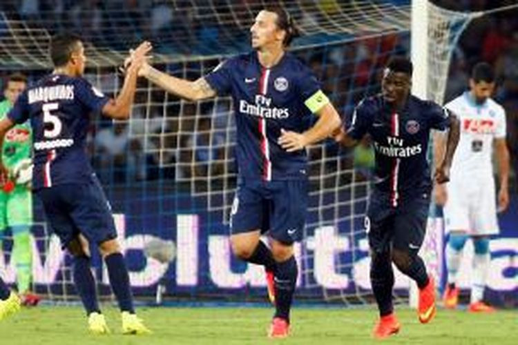 Striker Paris Saint-Germain (PSG), Zlatan Ibrahimovic, seusai mencetak gol ke gawang Napoli pada pertandingan uji coba di Stadion San Paolo, Senin (11/8/2014). PSG menang 2-1 pada laga tersebut. 