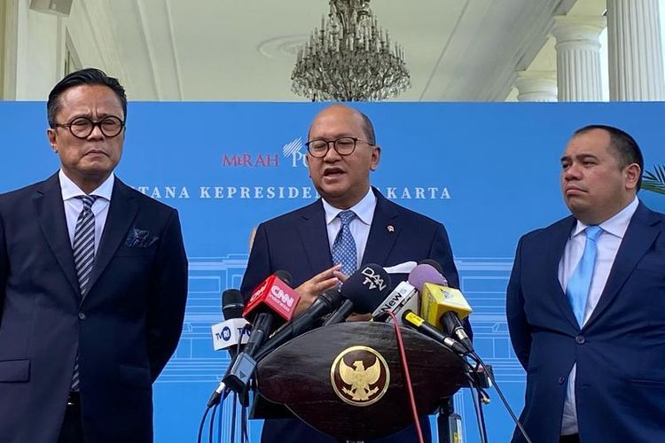 Kepala Badan pengelola investasi Daya Anagata Nusantara (Danantara) Rosan Perkasa Roeslani (tengah) menjelaskan konsep Danantara di Istana Kepresidenan Jakarta, Senin (24/2/2025). 